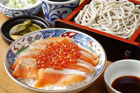 鮭いくら丼そばセット